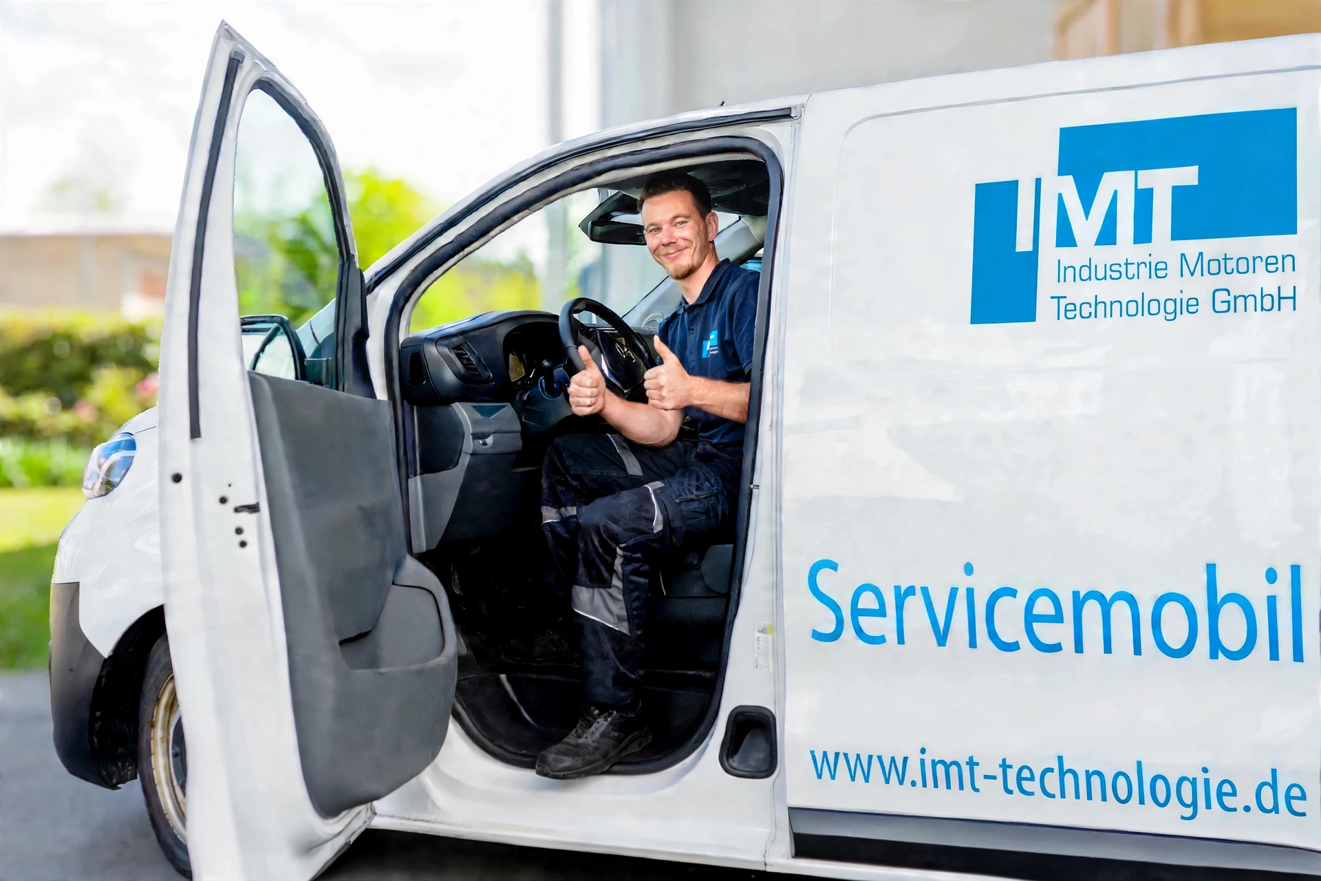 service_technician_thumbs_up